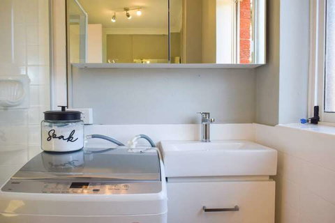Sun-drenched 1 Bed Studio Apartment In Newtown - Accommodation Kalgoorlie 7