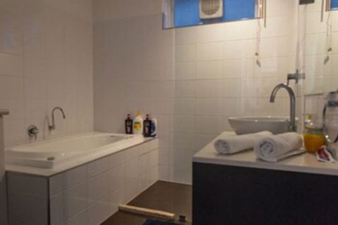 Bright & Spacious 2 Bedroom Apartment In Windsor - Accommodation Kalgoorlie 2