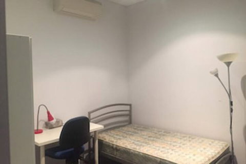 Sun-drenched 3 Bedroom Apartment In Turrella - Accommodation Kalgoorlie 0