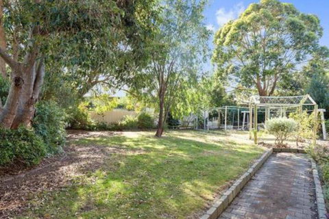 GUMS & ROSES Family Home In The Heart Of Town. - Accommodation Kalgoorlie 0