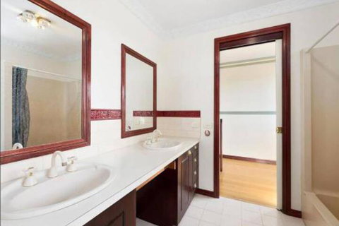 GUMS & ROSES Family Home In The Heart Of Town. - Accommodation Kalgoorlie 3