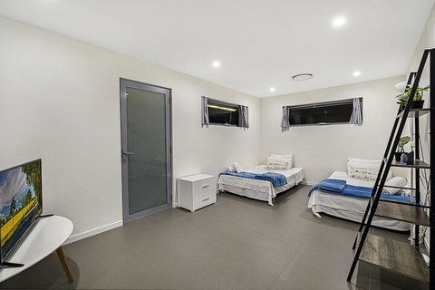 Just In Paradise Waterfront 5 Bedroom Deluxe House Central Broadbeach Location - Accommodation Kalgoorlie 6
