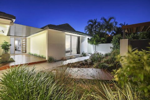 Just In Paradise Waterfront 5 Bedroom Deluxe House Central Broadbeach Location - Accommodation Kalgoorlie 0