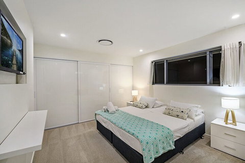 Just In Paradise Waterfront 5 Bedroom Deluxe House Central Broadbeach Location - Accommodation Kalgoorlie 5