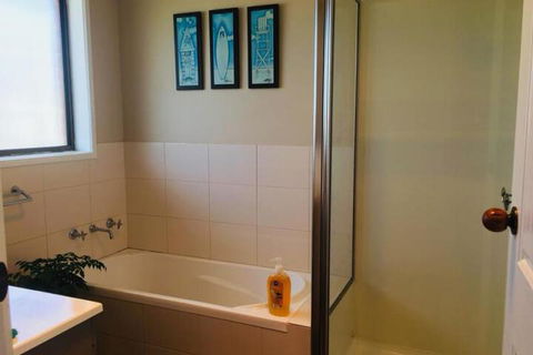 QUEEN BEDROOM FRIENDLY HOME PORTLAND - Accommodation Kalgoorlie 3