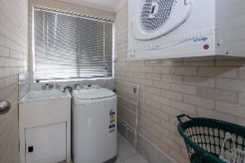 3 Bedroom House Classic View 2 / 49 Victoria Parade FREE WIFI - Accommodation Kalgoorlie 2