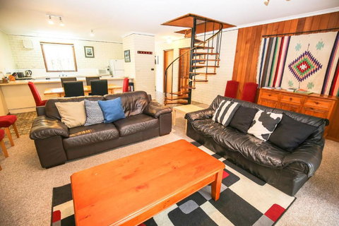 Cedar Holiday Units Apartment 1 - Accommodation Kalgoorlie 1