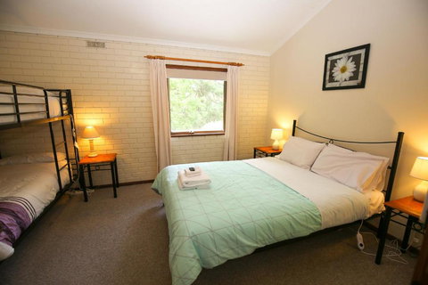 Cedar Holiday Units Apartment 2 - Accommodation Kalgoorlie 1