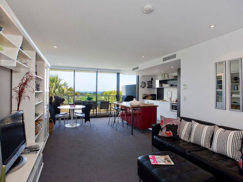 LORNE CHALET APARTMENT 10 Ask About Midweek Deals - Accommodation Kalgoorlie 1