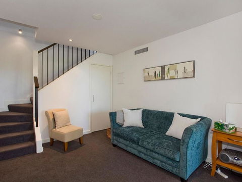 LORNE CHALET APARTMENT 10 Ask About Midweek Deals - Accommodation Kalgoorlie 4