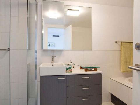 LORNE CHALET APARTMENT 10 Ask About Midweek Deals - Accommodation Kalgoorlie 2