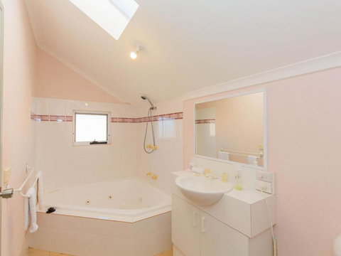 Cascades 13 / 3 Kurrajong Street - Accommodation Kalgoorlie 2