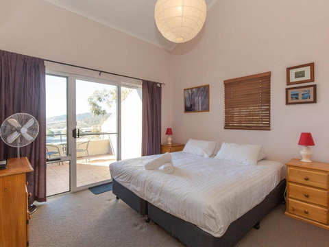 Cascades 13 / 3 Kurrajong Street - Accommodation Kalgoorlie 1