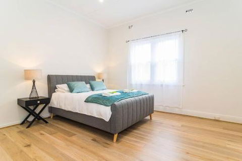 Minutes From The Beach Shops & Parks! Free Wifi Nespresso Netflix - Accommodation Kalgoorlie 5