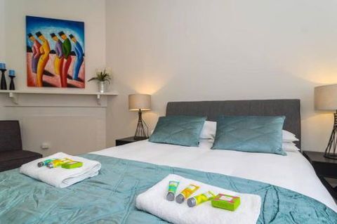 Minutes From The Beach Shops & Parks! Free Wifi Nespresso Netflix - Accommodation Kalgoorlie 4