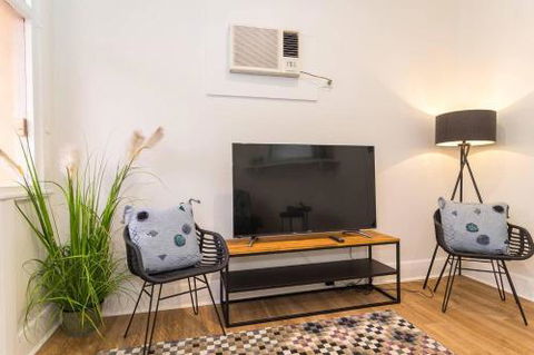 Minutes From The Beach Shops & Parks! Free Wifi Nespresso Netflix - Accommodation Kalgoorlie 3