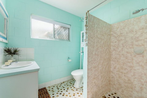 Charm & Comfort In This Ground Floor Unit With Water Views! Welsby Pde Bongaree - Accommodation Kalgoorlie 5