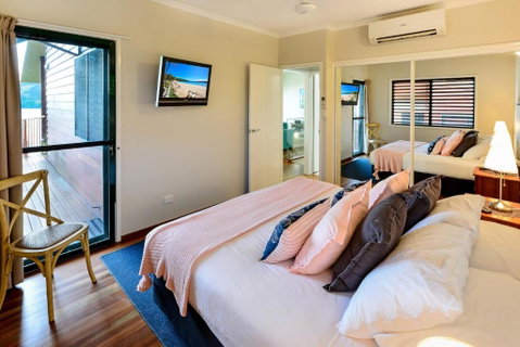 NEWLY BEAUTFULLY RENOVATED 16 The Casuarina 3 Bedroom House With 180 Degree Ocean Views - Accommodation Kalgoorlie 1