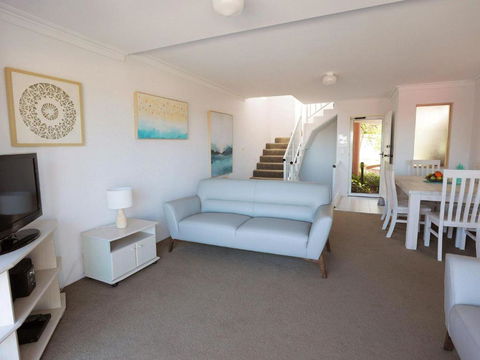 4 Frangipani 30 Leonard Avenue Spacious Townhouse - Accommodation Kalgoorlie 2