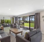 19 Bay Parklands 2 Gowrie Avenue ground floor renovated unit with water views  WIFI - Accommodation Kalgoorlie