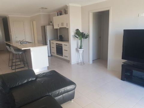 The Baltimore Family Home Getaway - Accommodation Kalgoorlie 2
