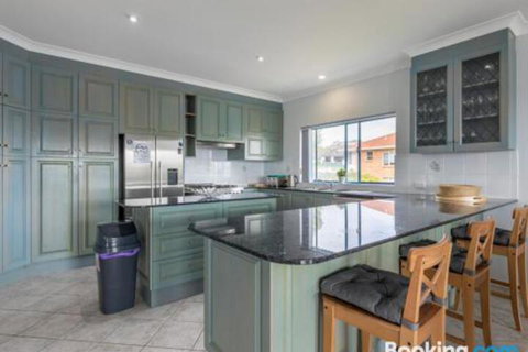 Villa San Gabriel Vincentia Sleeps 14 4pm Check Out Sundays - Accommodation Kalgoorlie 1