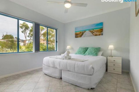 Villa San Gabriel Vincentia Sleeps 14 4pm Check Out Sundays - Accommodation Kalgoorlie 5