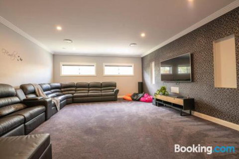 Wentworth Estate 5 Bedroom Luxury Home Sleeps 12 - Accommodation Kalgoorlie 0