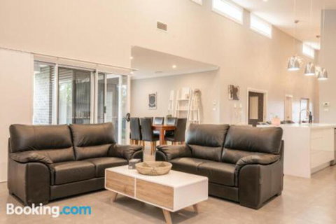 Wentworth Estate 5 Bedroom Luxury Home Sleeps 12 - Accommodation Kalgoorlie 4