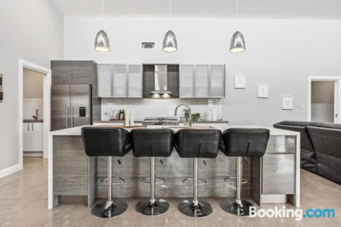 Wentworth Estate 5 Bedroom Luxury Home Sleeps 12 - Accommodation Kalgoorlie 2