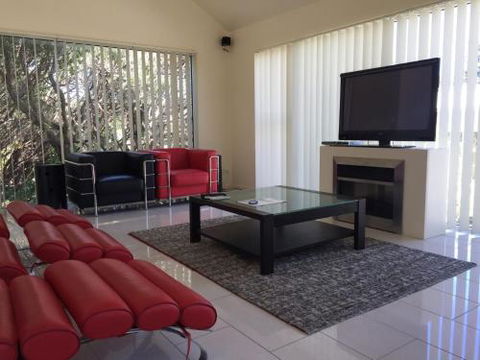 The White House Sandy Point - Accommodation Kalgoorlie 3