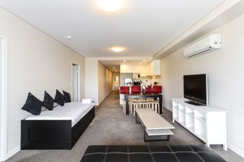 Spacious Apartment At Waitara - Accommodation Kalgoorlie 2