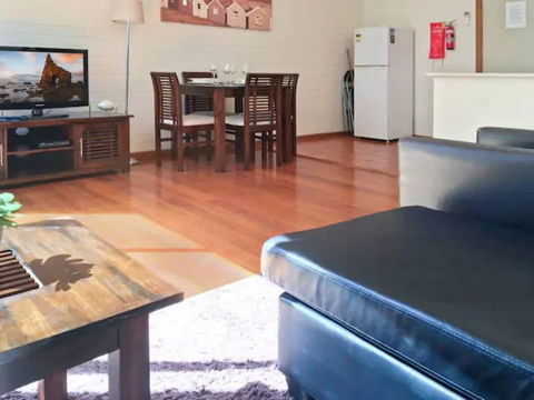 Sun, Beach, Shops, Wifi, Netflix - Accommodation Kalgoorlie 6