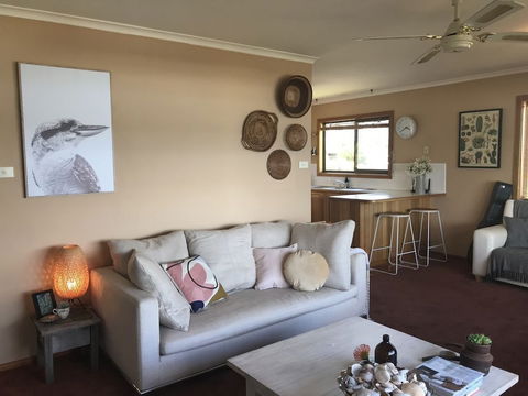 Beautiful Cottage, Ocean Views, Amazing Gardens, 12 Minute Walk To Beach - Accommodation Kalgoorlie 2