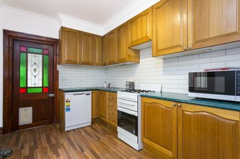 Spacious 3 Bedroom Minutes To CBD - Accommodation Kalgoorlie 0