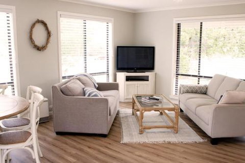 Charlottes Honor River & Golf Cottage - Accommodation Kalgoorlie 0