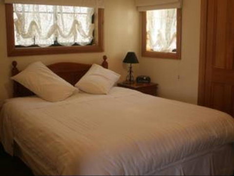 Twin Pines Cottage On Lansdowne - Accommodation Kalgoorlie 1