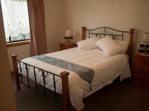 Twin Pines Cottage On Lansdowne - Accommodation Kalgoorlie 3