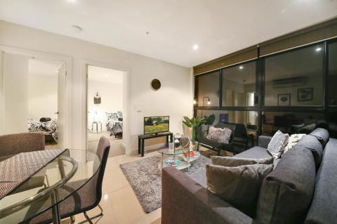 A Cozy 2BR CBD Apartment Near Bourke St. Mall - Accommodation Kalgoorlie 0