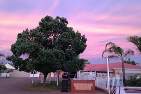Charles Rasp Motor Inn & Cottages - Accommodation Kalgoorlie 2