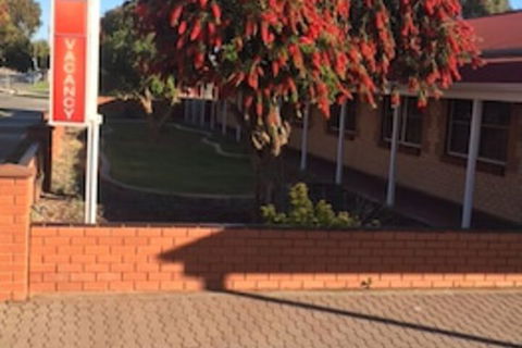 Charles Rasp Motor Inn & Cottages - Accommodation Kalgoorlie 4