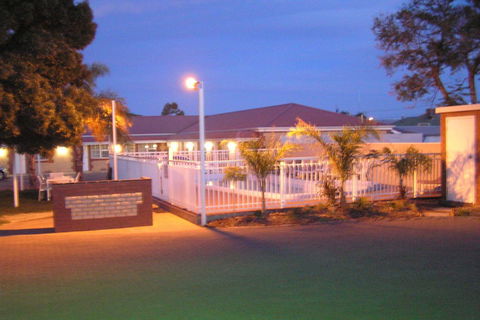 Charles Rasp Motor Inn & Cottages - Accommodation Kalgoorlie 1