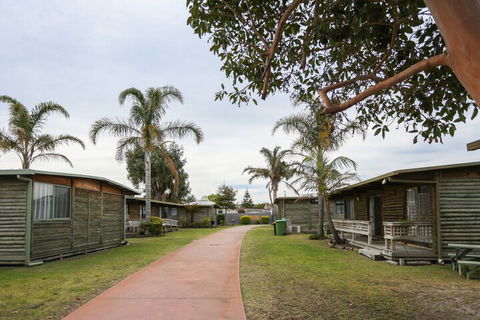 Lazy Acre Log Cabins - Accommodation Kalgoorlie 1