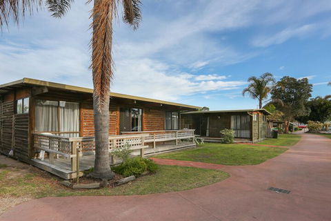 Lazy Acre Log Cabins - Accommodation Kalgoorlie 2