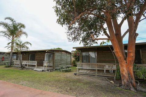 Lazy Acre Log Cabins - Accommodation Kalgoorlie 7
