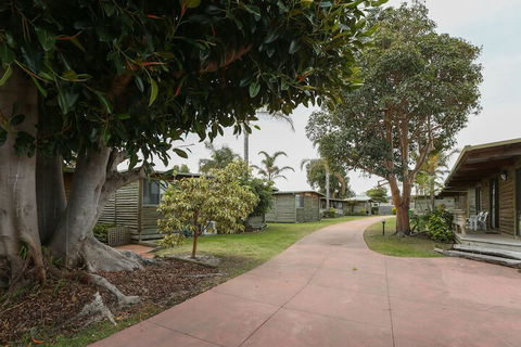 Lazy Acre Log Cabins - Accommodation Kalgoorlie 4