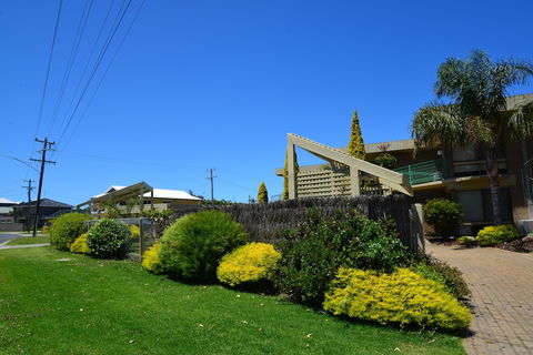 Emmanuel Holiday Apartments - Accommodation Kalgoorlie 0
