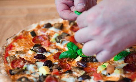 Bonnie And Clydes Pizzaria - Accommodation Kalgoorlie 4