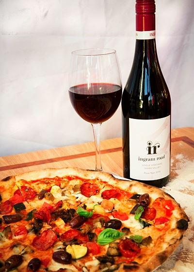 Bonnie And Clydes Pizzaria - Accommodation Kalgoorlie 8