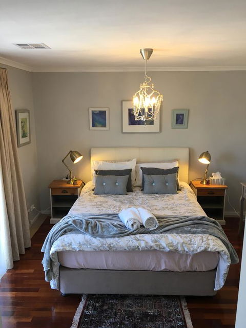 Finches Canberra - Accommodation Kalgoorlie 0